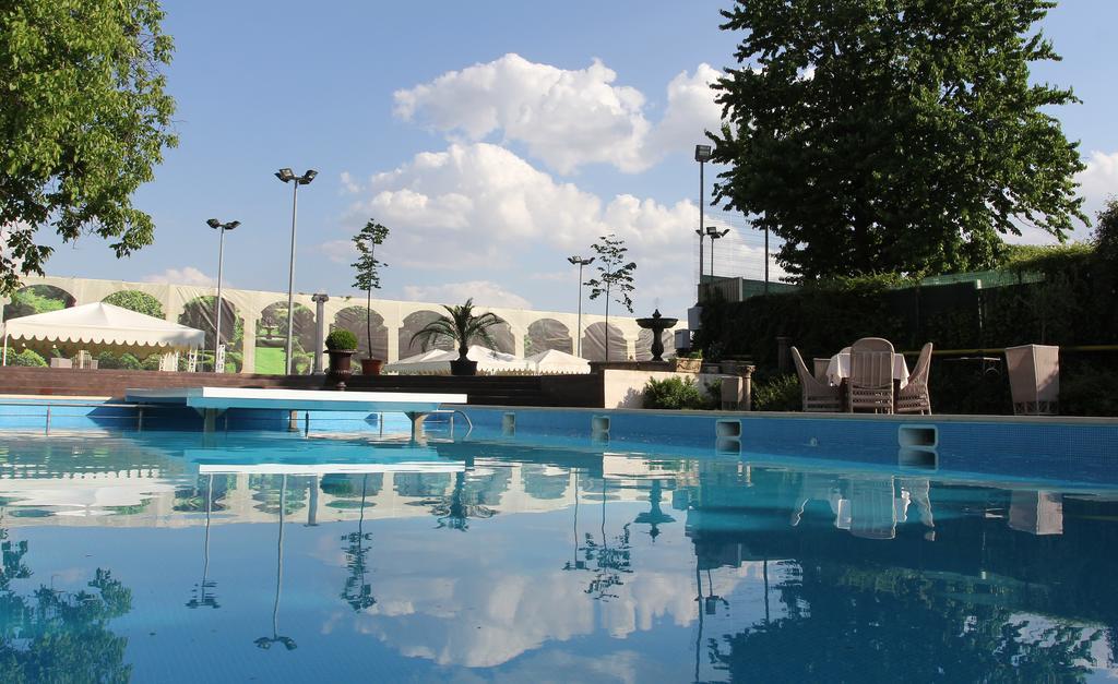 La Conac By Residence Hotels Bukares Bagian luar foto