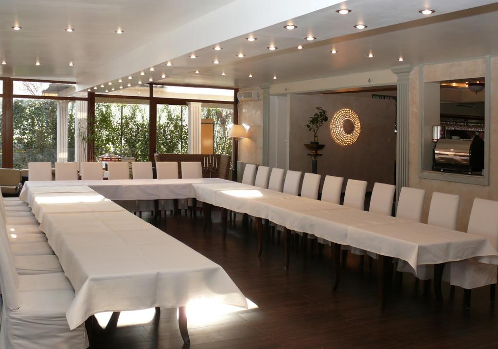 La Conac By Residence Hotels Bukares Bagian luar foto